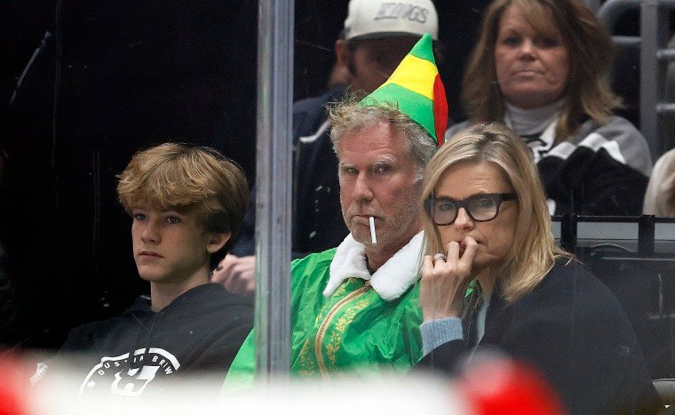 Will Ferrell vestido como Buddy the Elf no jogo Flyers-Kings