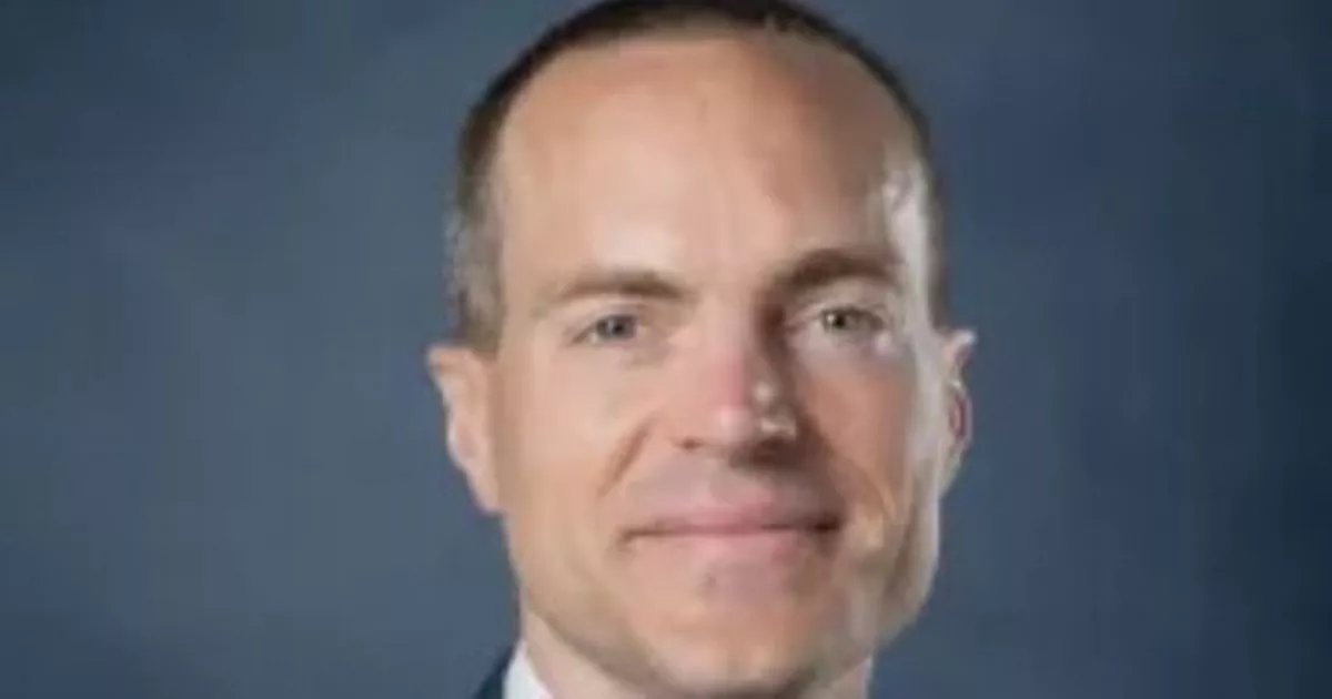 Pai e filho morrem ‘dolorosamente’ após serem picados por centenas de vespas enquanto praticavam tirolesa