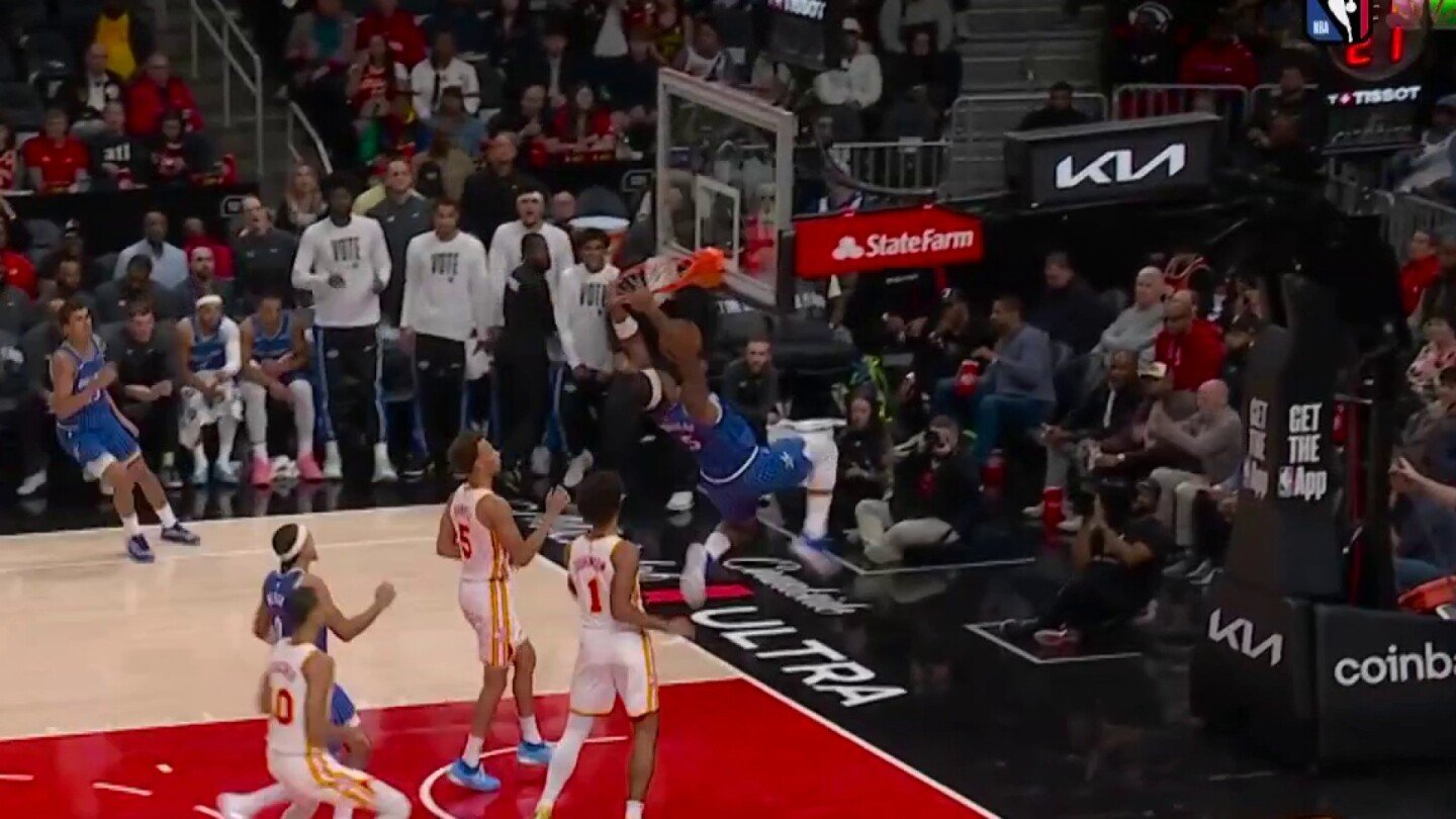 Paolo Banchero, do Orlando Magic, jogou-o no chão e ficou pendurado na borda.