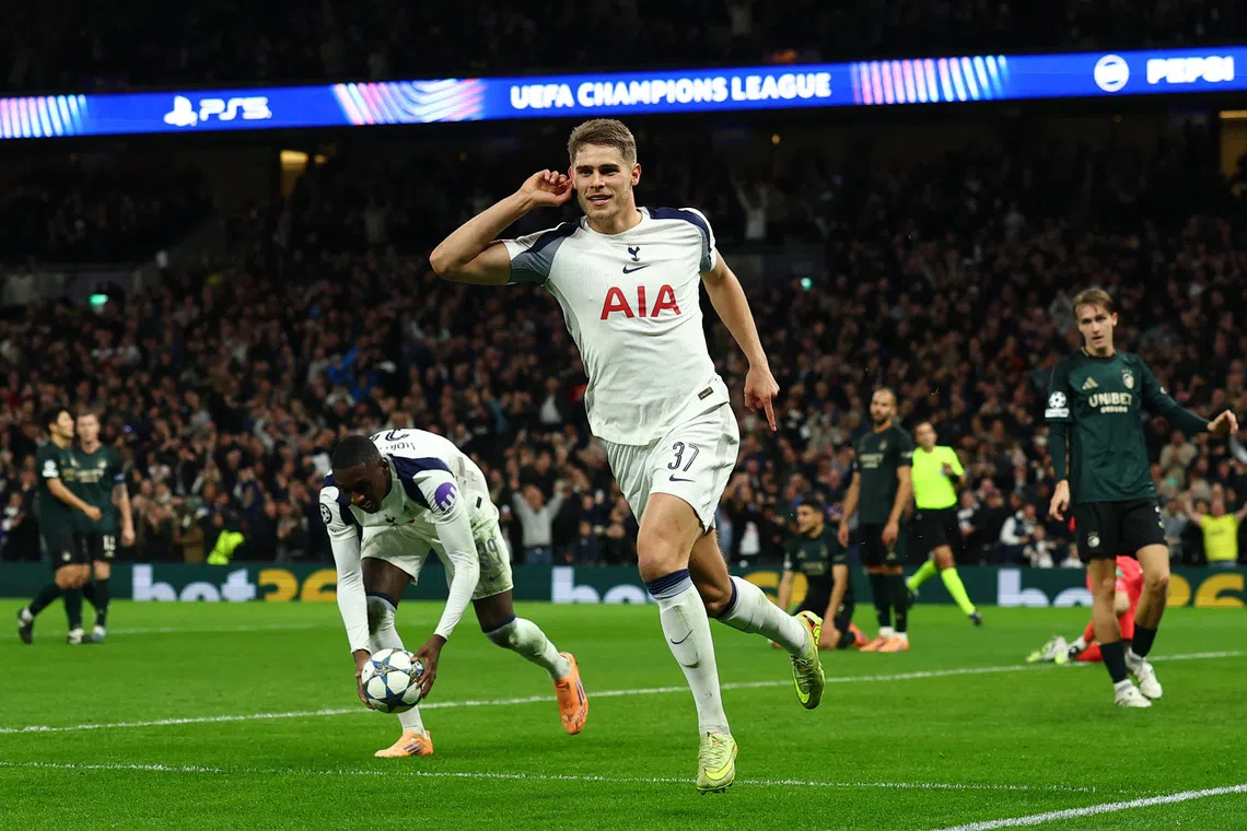 O gol incrível de Van de Ven ajudou o Tottenham a vencer o Copenhague por 4-0.