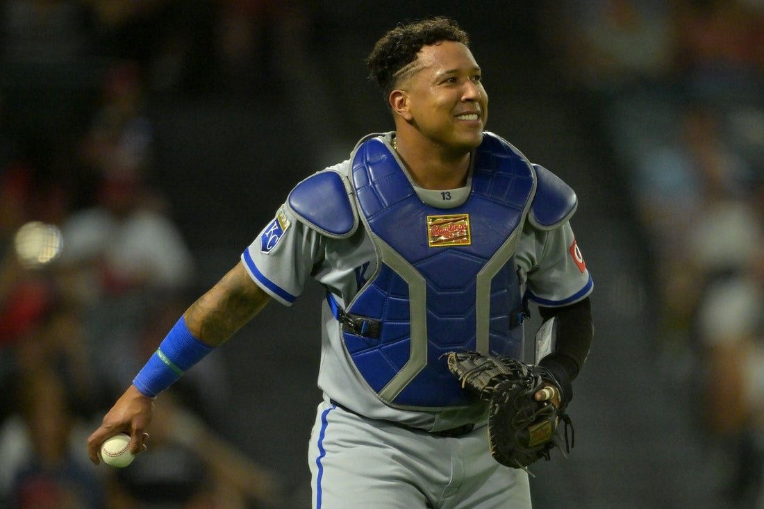 Royals assinam com C Salvador Perez um novo contrato de dois anos.