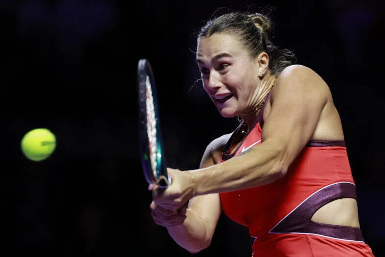 A cabeça-de-chave Aryna Sabalenka ultrapassa Jasmine Paolini nas finais do WTA.