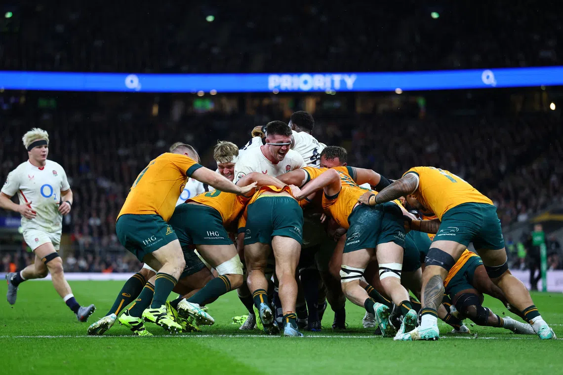 Substituição da Inglaterra dispara para dominar a esfarrapada Austrália