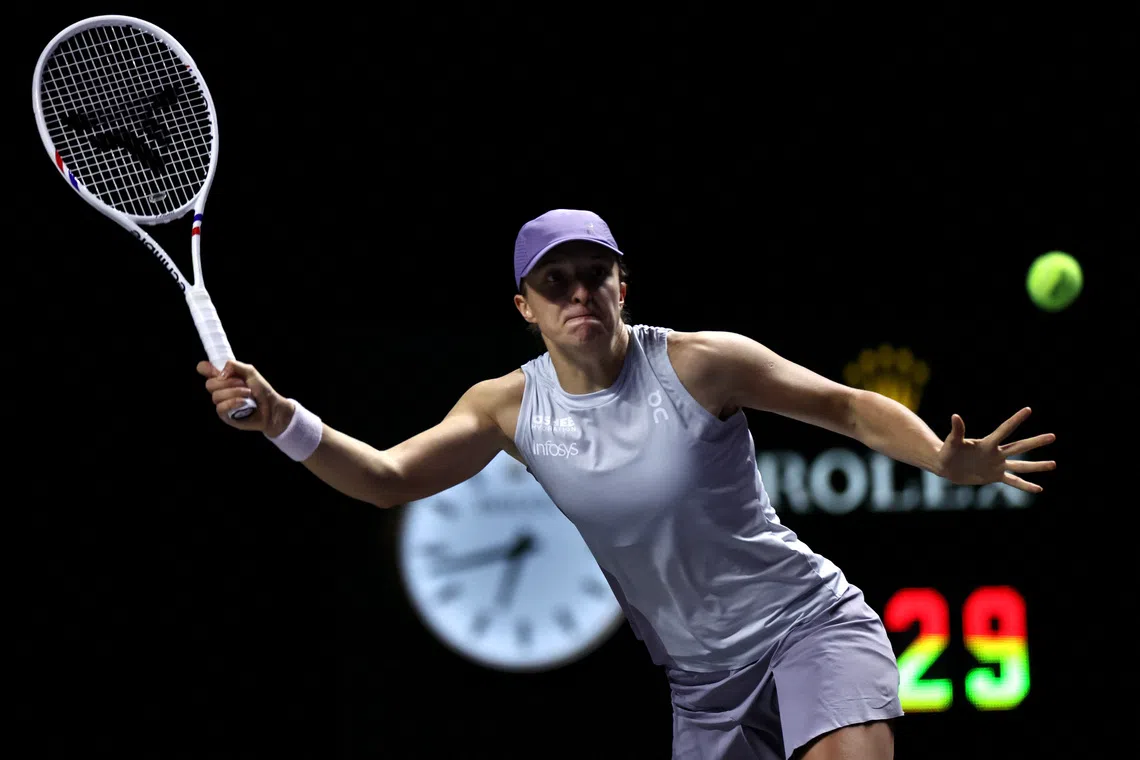 O propenso a erros Swiatek caiu para Rybakina nas finais do WTA.