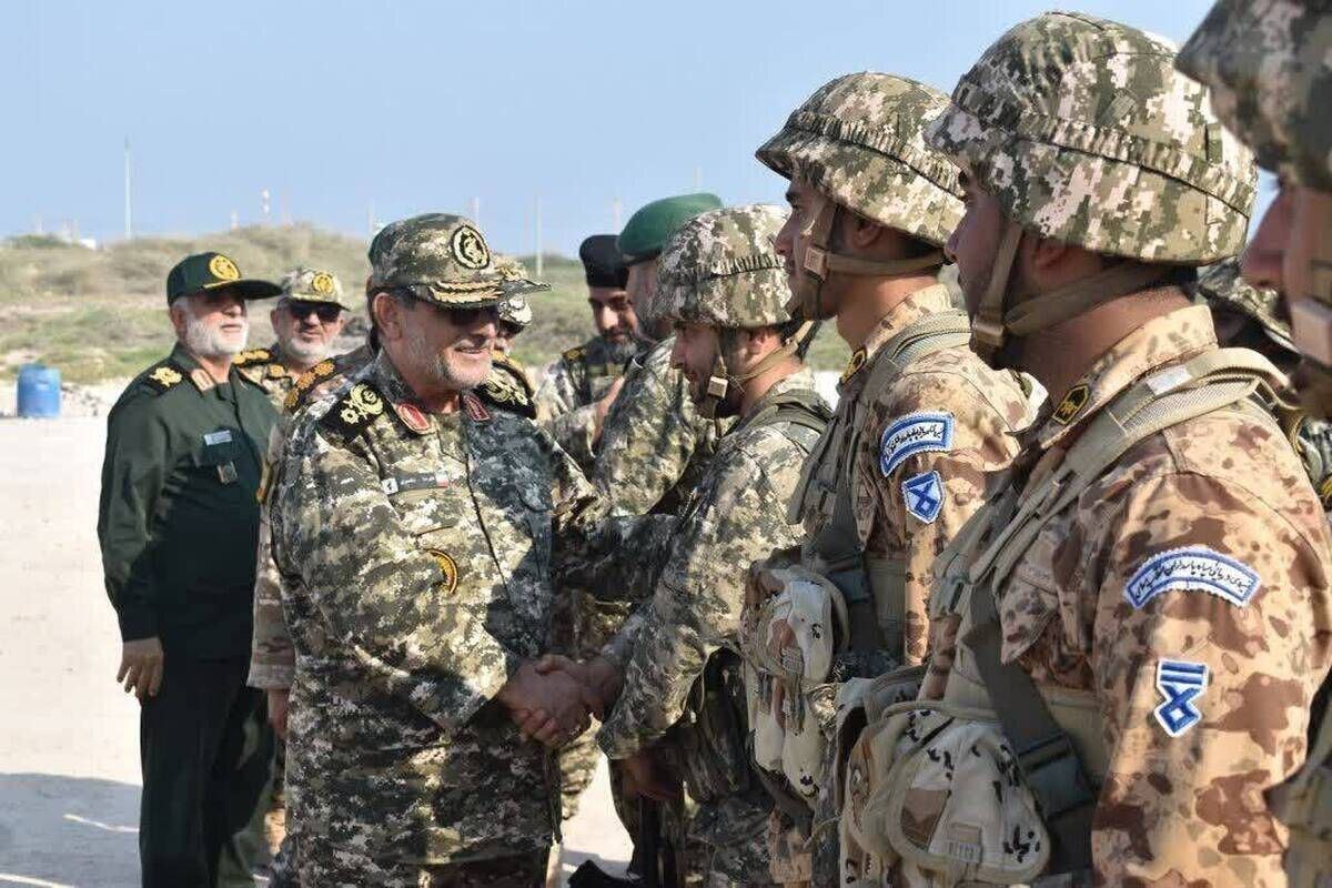 Comandante naval do IRGC inspeciona tropas em ilha estratégica do Golfo Pérsico