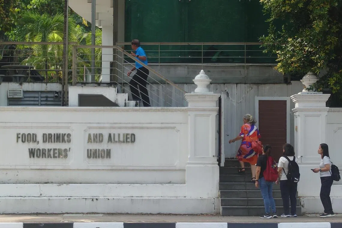 A equipe reduzida da Twelve Cupcakes obtém oportunidades de emprego e vouchers após intervenção sindical. Os salários continuam sem pagamento