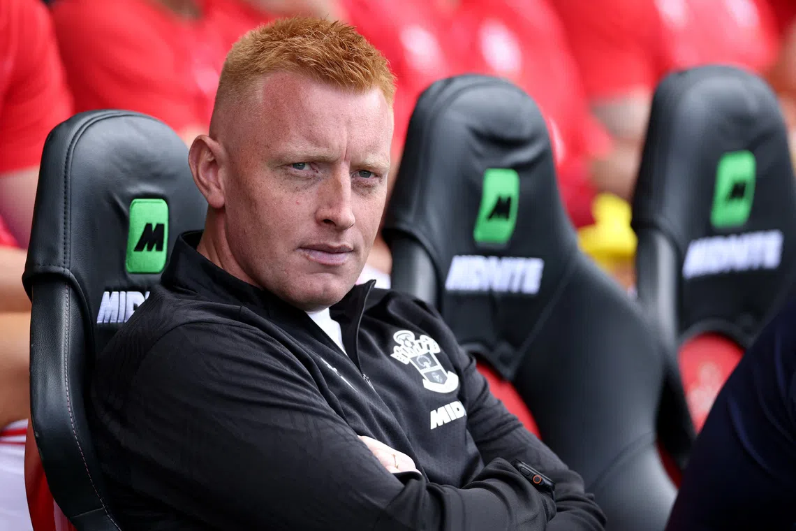 Southampton demite técnico com 5 meses restantes