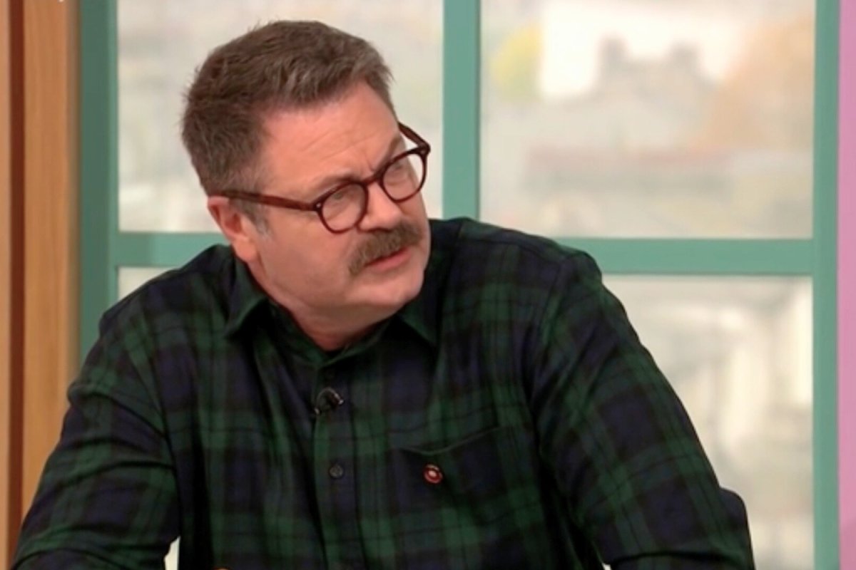 Ator de ‘Parks & Rec’ ao vivo na TV do Reino Unido – apresentadores forçados a simplesmente se desculpar