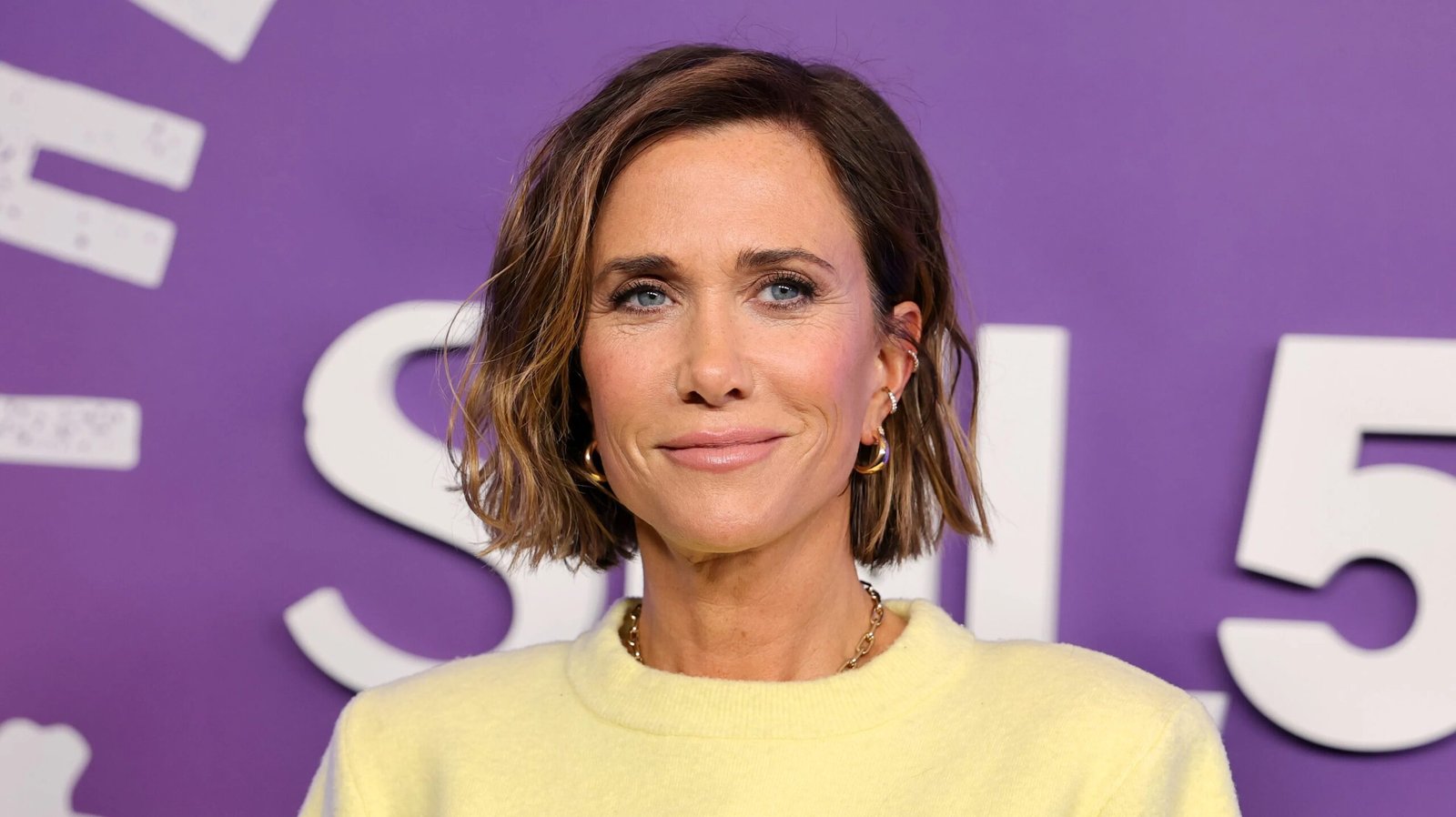 Kristen Wiig, 52, arrasa com um vestido revelador: fotos