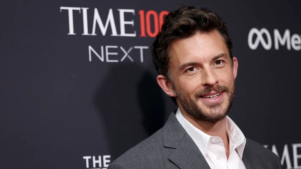 Jonathan Bailey eleito o homem mais sexy do mundo em 2025 pela People
