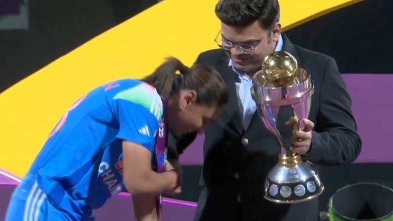 Harmanpreet Kaur tenta tocar os pés do presidente da ICC, Jai Shah, antes de receber o troféu da Copa do Mundo Feminina de 2025 da ICC (Assistir ao vídeo)