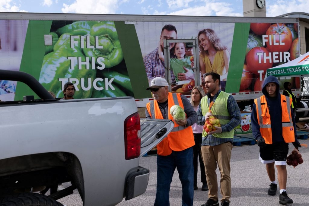 Como os cortes do SNAP estão afetando os bancos alimentares locais