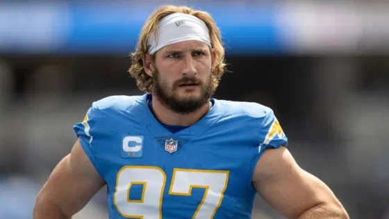 NFL reprime grandes movimentos ilegais enquanto Joey Bosa é punido junto com 9 jogadores