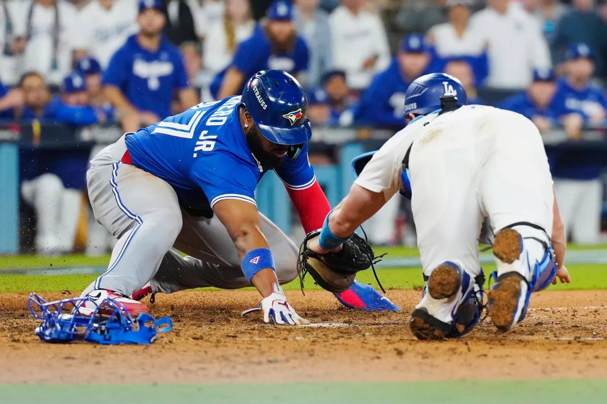 Anfitrião polêmico nos EUA, locutor do Blast the World Series por seu flagrante desrespeito pelos Blue Jays.