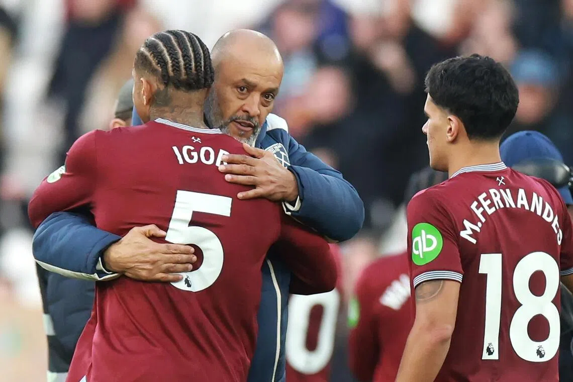 Nuno Espírito Santo comemora a primeira vitória como técnico do West Ham United.