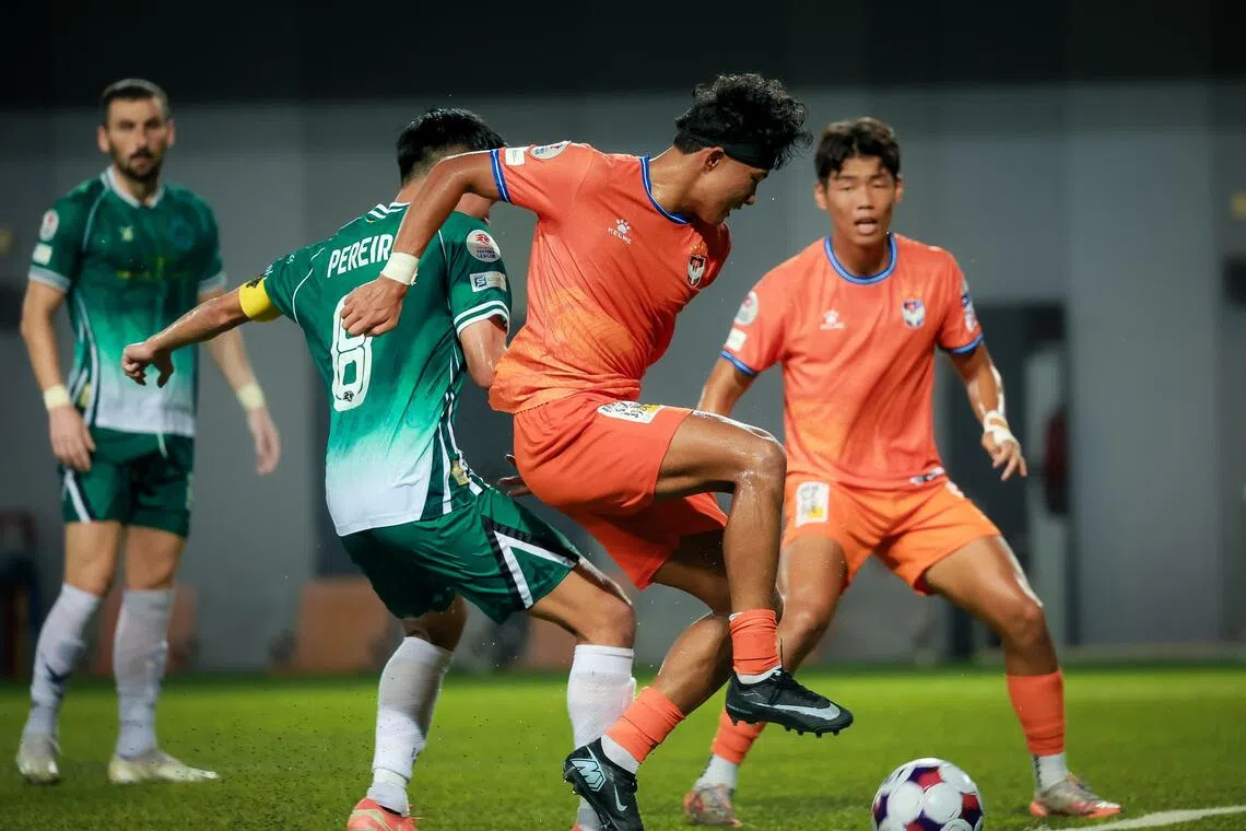 Shingo Nakano marca três gols na vitória do Albirex Niigata sobre o Geylang Inter, de 10 jogadores, na estreia da Spur Cup.
