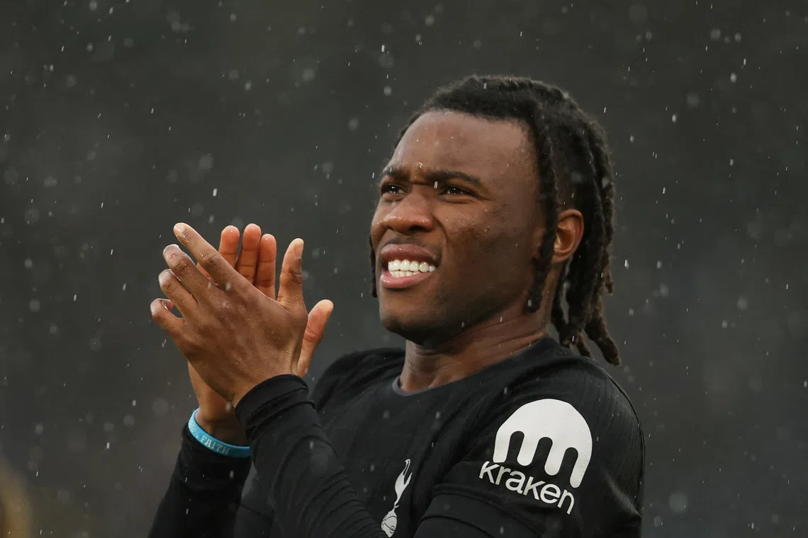 Spurs marcha atrás de Udoghi após ser acusado de ameaçar usar uma arma