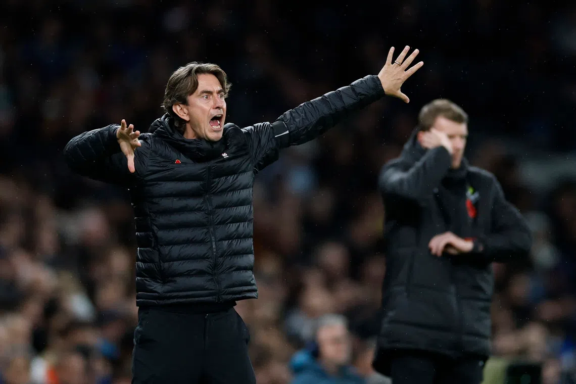 O técnico do Tottenham, Frank, joga com Van de Ven e Spence o despreza.