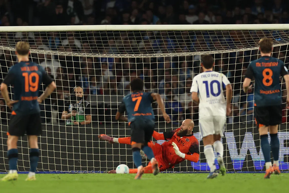 Milinkovic-Savic, do Napoli, defendeu o pênalti de Morata no empate sem gols com o Como.