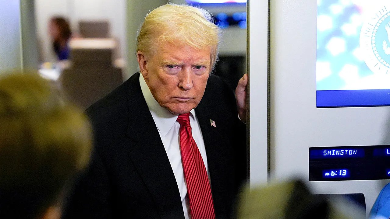 O presidente Trump pressionou se disse ao Departamento de Justiça para atacar Comey, Bolton e James