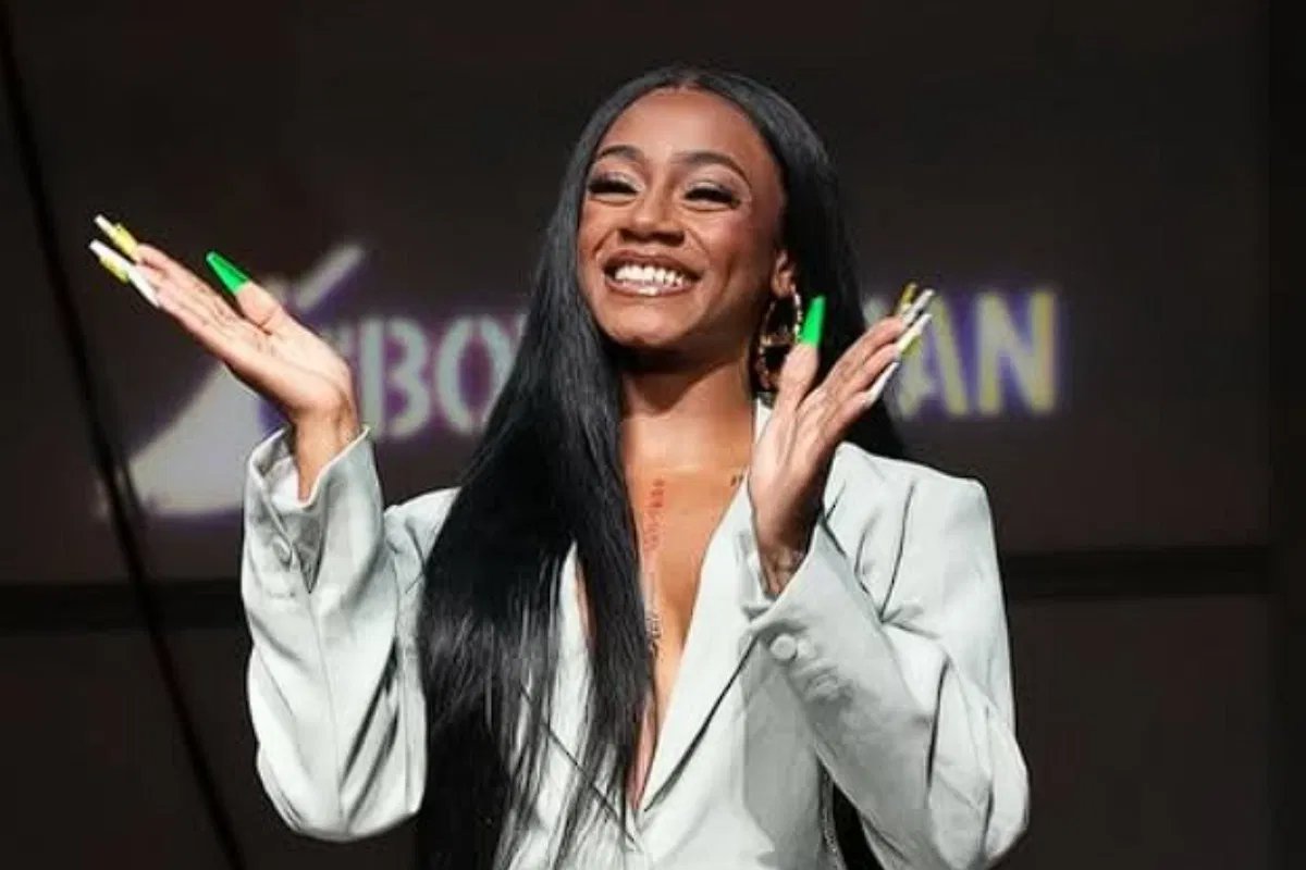 Sha’Carri Richardson envia uma mensagem poderosa para a próxima geração ao mesmo tempo em que homenageia as atividades históricas de atletismo da América.