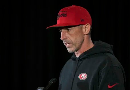 Kyle Shanahan recebeu mais más notícias na defesa quando os 49ers exigiram uma troca por Trey Hendrickson.