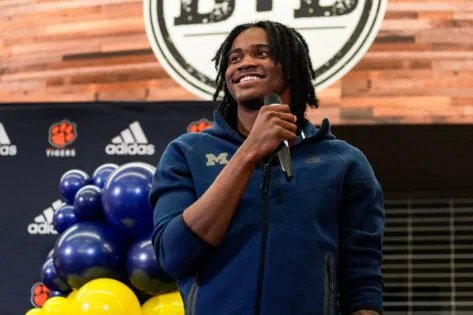 As emoções cruas de Bryce Underwood fluem depois que Michigan faz um gesto caloroso para um namorado com condições especiais.