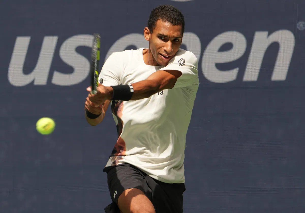 Felix Auger-Aliassime surpreendeu adversário furioso após queda de raquete no meio da partida no Masters de Paris