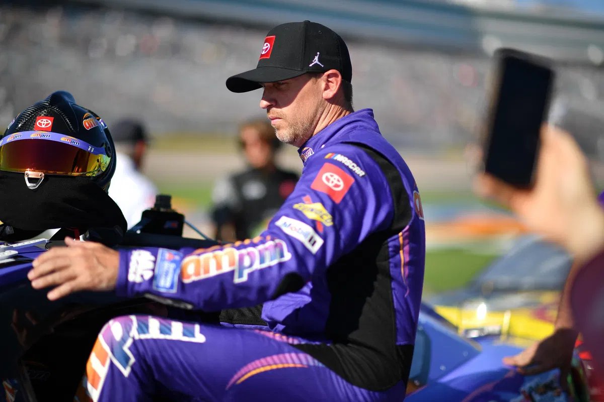 Os fãs se juntam ao Garage para prestar homenagem a Denny Hamlin no 2025 NASCAR Awards.