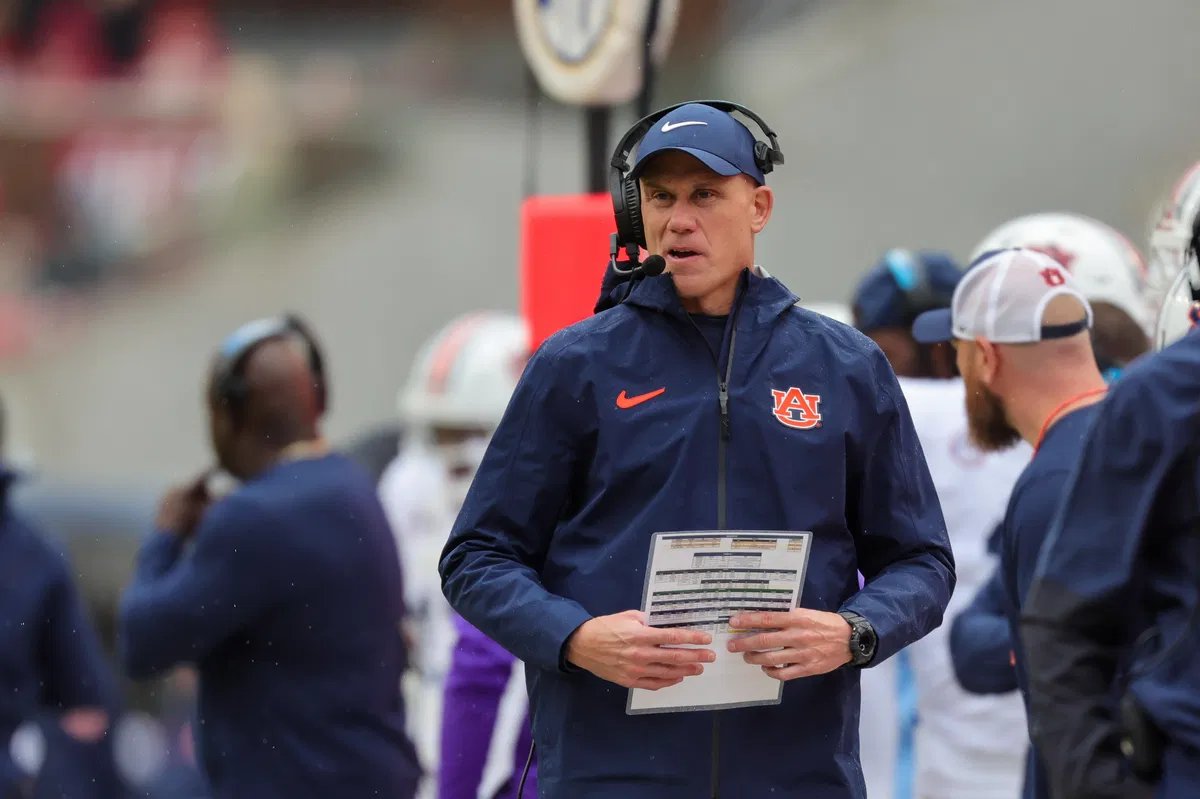 Conheça o novo DJ Durkin do Auburn Tigers HC: patrimônio líquido, etnia, detalhes da família do substituto de Hugh Freeze.