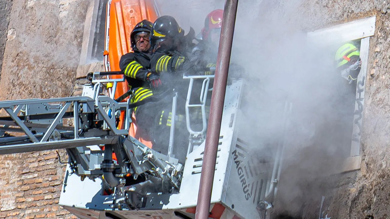 Morre trabalhador que levou 11 horas para resgatar torre medieval que desabou em Roma