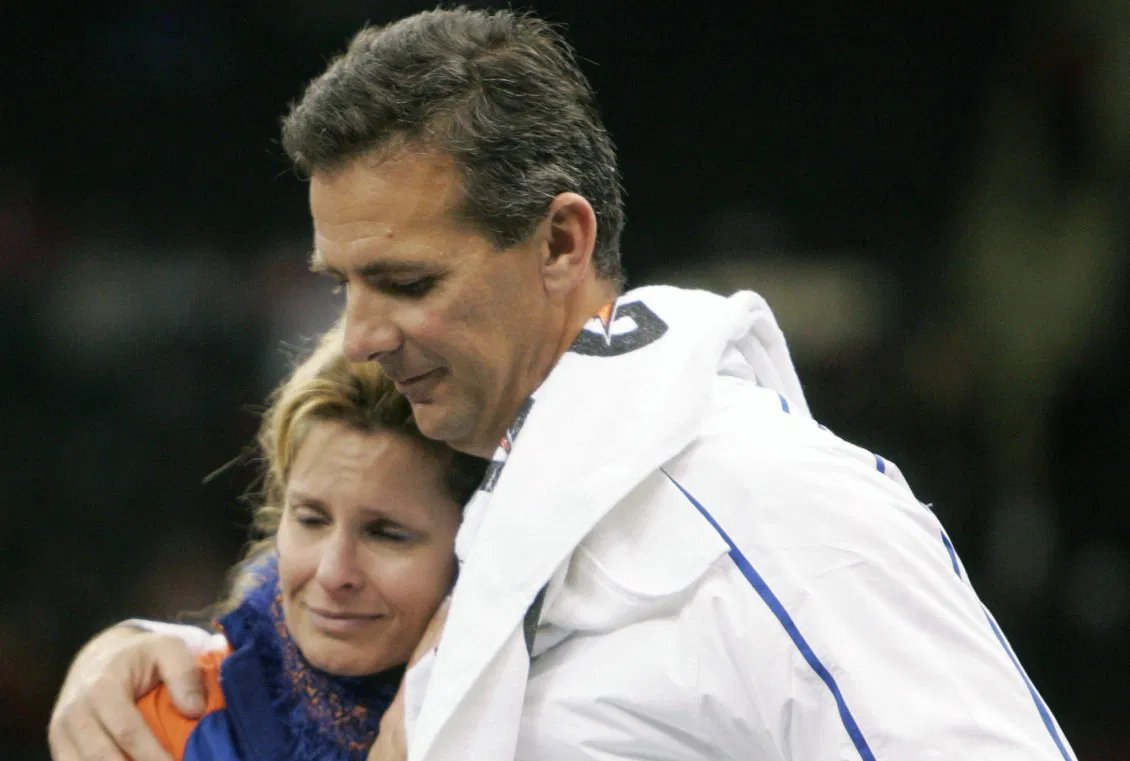 A esposa de Urban Meyer chora ao se juntar a Ryan Day e Tim Tebow para enviar uma mensagem emocionante