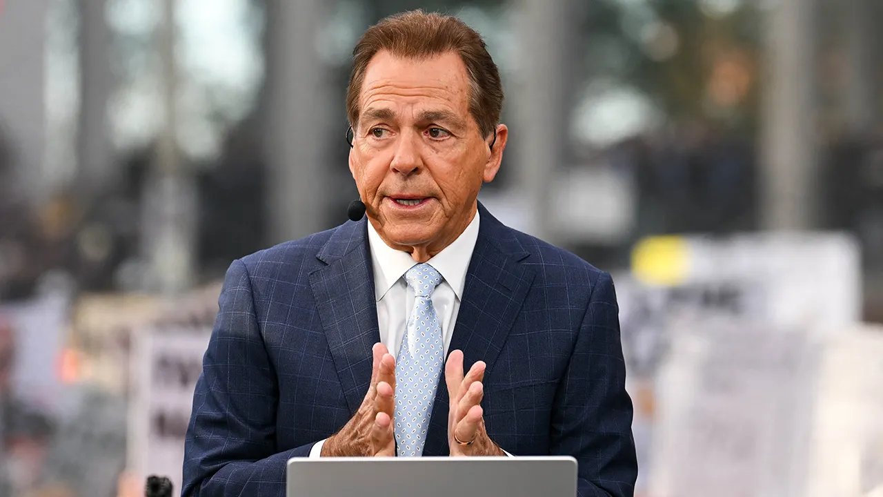 Nick Saban compartilha seu arrependimento por não poder dar uma chance a Julian Sayın no Alabama