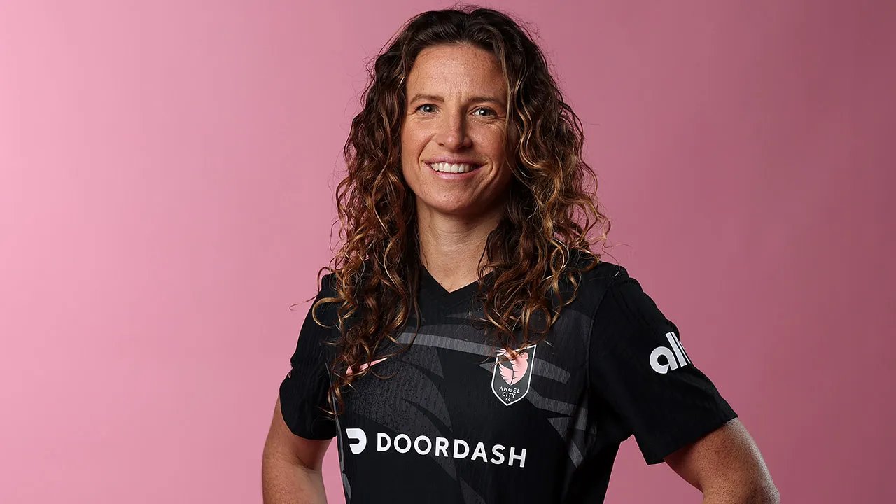 Jogadora de futebol descreve reação ao pedir que a NWSL adote protocolos abertos de gênero