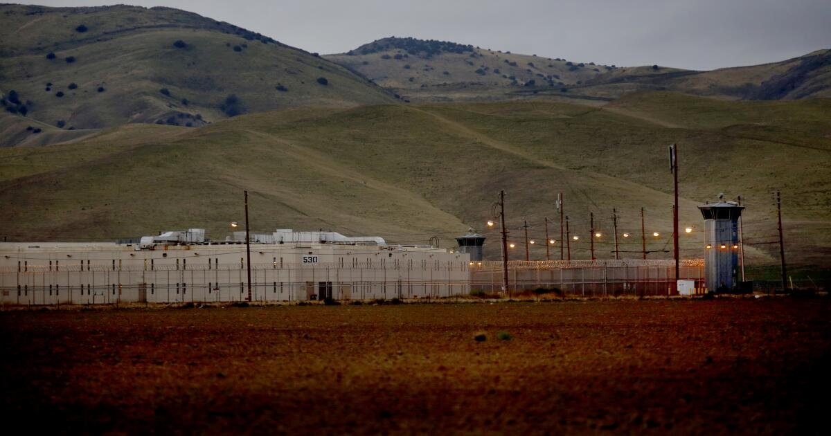 Homem condenado à prisão perpétua por três assassinatos arquivados