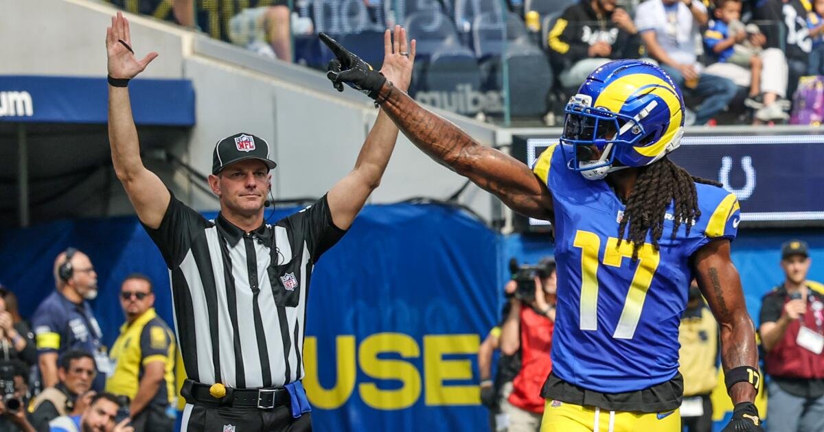 Davante Adams e Matthew Stafford correram a bola para os Rams.