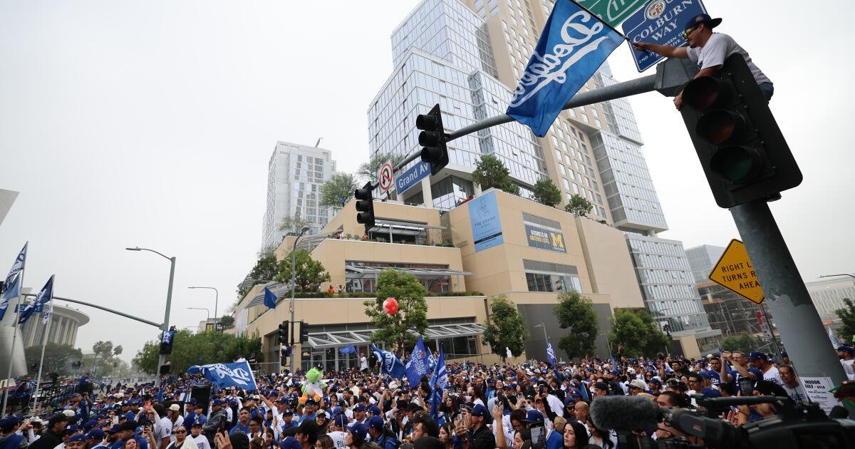 O desfile da vitória do Los Angeles Dodgers atrai milhares de fãs