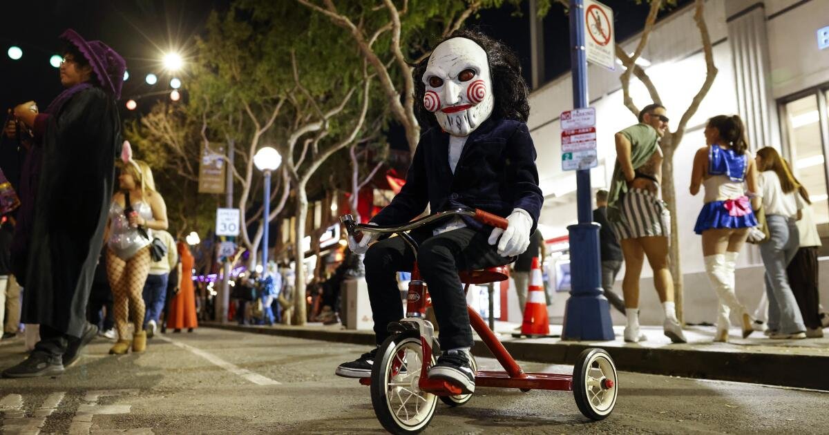FOTOS ICYMI: Fright Night Along Santa Monica Boulevard para o Carnaval de Halloween de 2025
