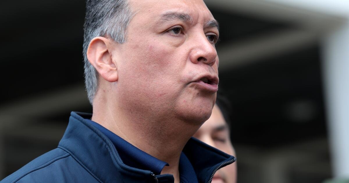 O senador Alex Padilla diz que não concorrerá ao governo da Califórnia