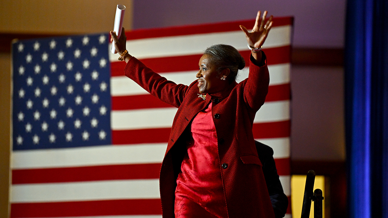 O governador da Virgínia, Earle-Sears, concordou e disse que ‘não irá a lugar nenhum’